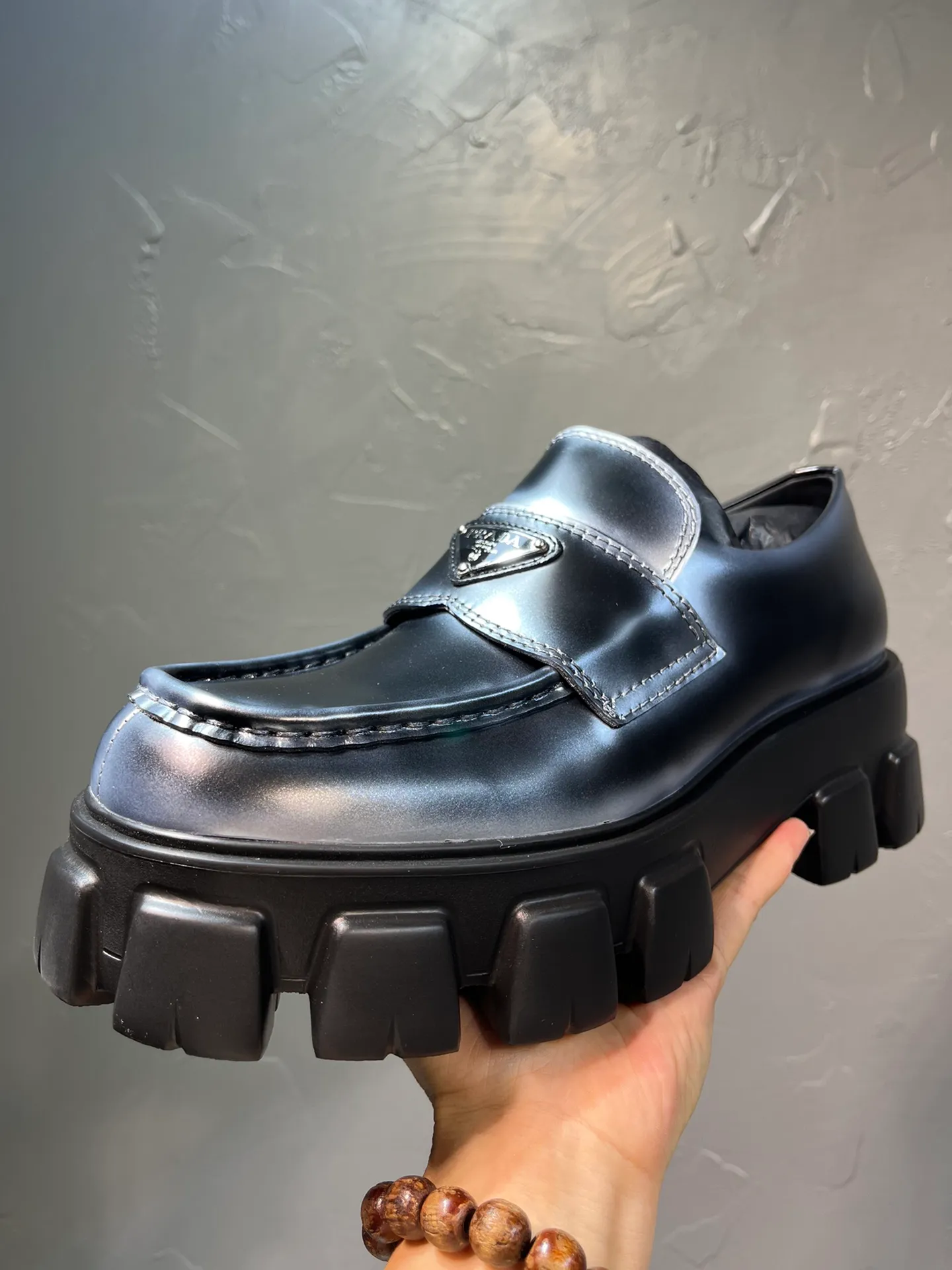 Men's shoes 💰820💰 🔥🔥🔥 Upgraded version of the 2025 new Prada Prada triangular enamel logo, spray-painted two-color round-head loafers, developed one-to-one with the original version, privately opened the outsole one-to-one, the fabric is made of imported open edge beads, lining cowhide, foot-pad cowhide, sole height 5cm, original rubber foam sole, code number 39-46